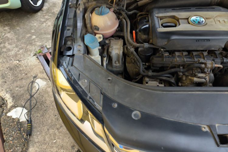 Used Volkswagen Magotan 2012 1.8TSI Prestige Model Engine Bay Right