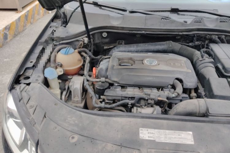 Used Volkswagen Magotan 2012 Facelift 1.8TSI Prestige Model Engine Bay Right