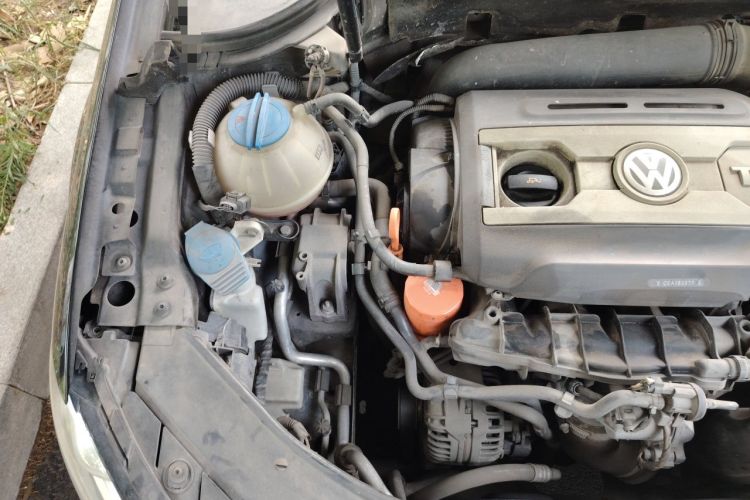 Used Volkswagen Magotan 2012 1.8TSI Luxury Model Engine Bay Right