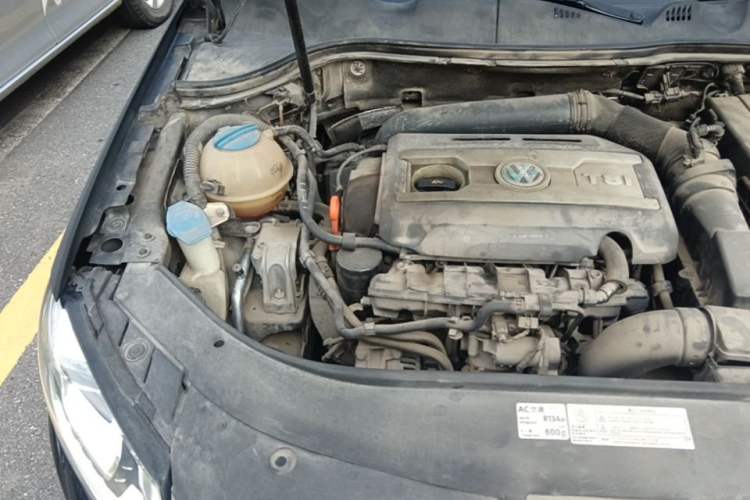 Used Volkswagen Magotan 2012 Facelift 2.0 TSI Prestige Model Engine Bay Right