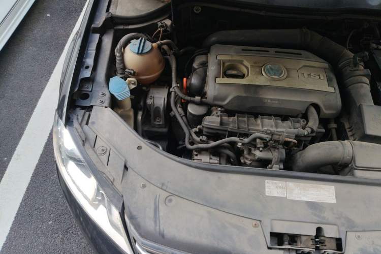 Used Volkswagen Magotan 2012 Facelift 1.8TSI Prestige Model Engine Bay Right