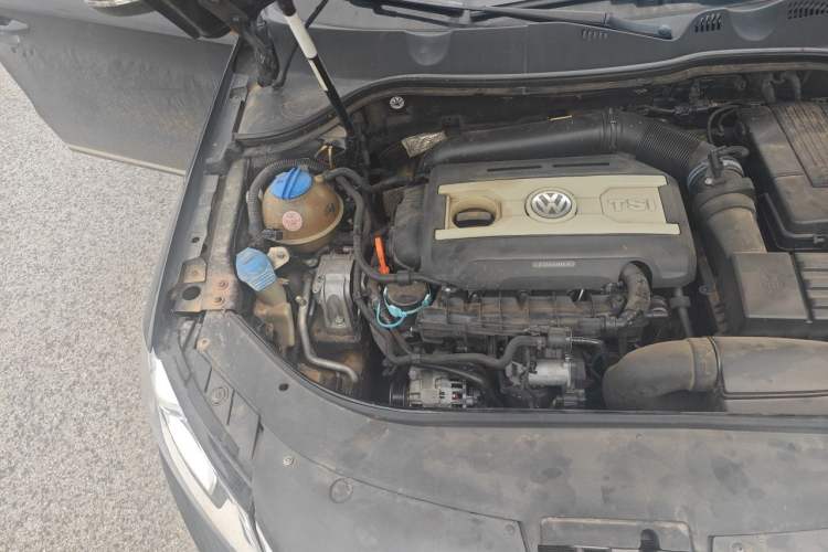 Used Volkswagen Magotan 2012 1.8TSI Luxury Model Engine Bay Right