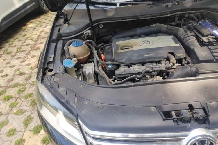 Used Volkswagen Magotan 2012 Revised Version 1.8TSI Leading Edition Engine Bay Right