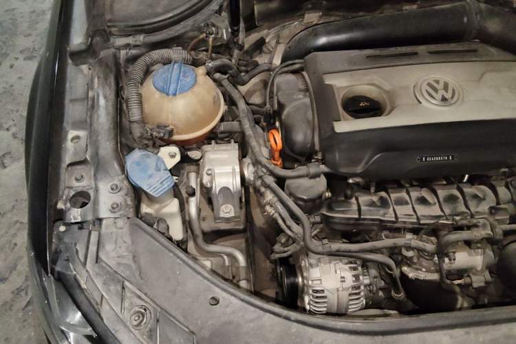 Used Volkswagen Magotan 2012 1.4TSI Luxury Model Engine Bay Right