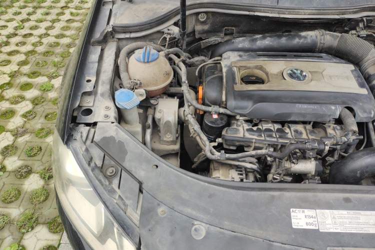 Used Volkswagen Magotan 2012 2.0 TSI Ultimate Edition Engine Bay Right