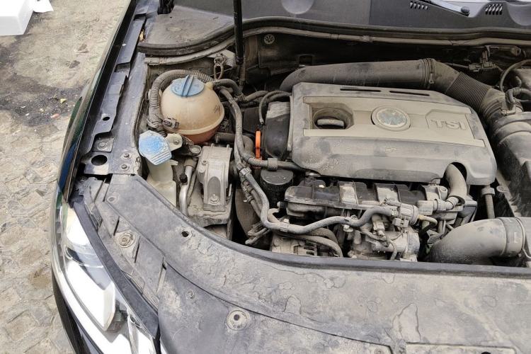 Used Volkswagen Magotan 2012 1.8TSI Luxury Model Engine Bay Right