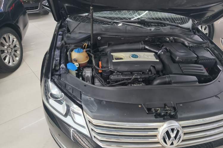 Used Volkswagen Magotan 2012 2.0 TSI Prestige Edition Engine Bay Right