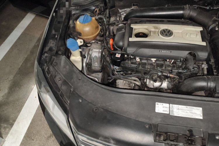 Used Volkswagen Magotan 2012 Revised Version 1.8TSI Leading Edition Engine Bay Right