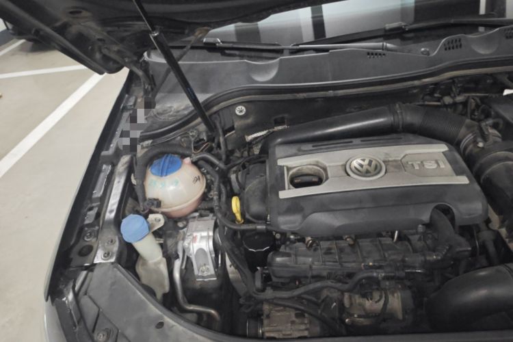 Used Volkswagen Magotan 2012 Travel Edition 2.0 TSI Comfort Version Engine Bay Right