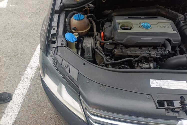 Used Volkswagen Magotan 2012 Revised Version 1.8TSI Leading Edition Engine Bay Right