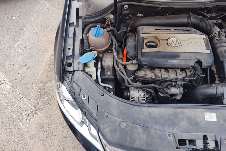 Used Volkswagen Magotan 2012 1.8TSI Luxury Model Engine Bay Right