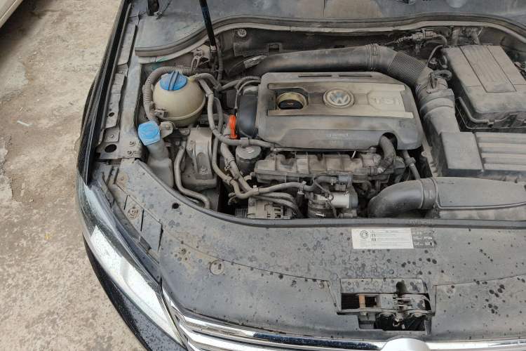 Used Volkswagen Magotan 2012 Revised Version 1.8TSI Leading Edition Engine Bay Right