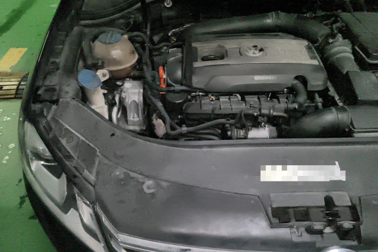 Used Volkswagen Magotan 2012 Revised 1.8TSI Luxury Version Engine Bay Right