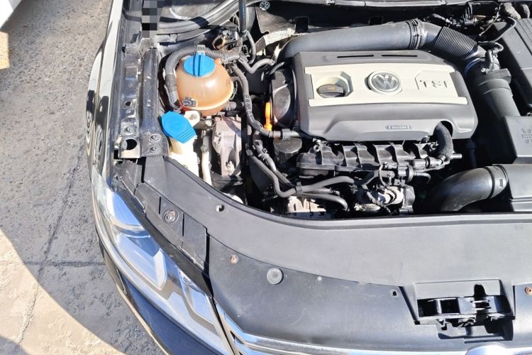Used Volkswagen Magotan 2012 Revised 1.8TSI Luxury Version Engine Bay Right