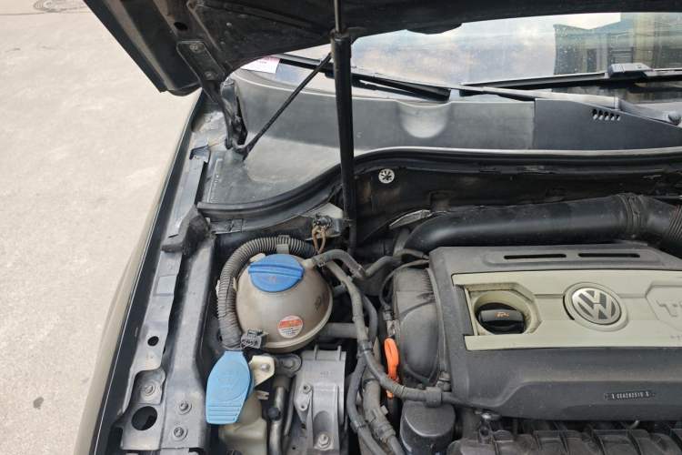 Used Volkswagen Magotan 2012 1.8TSI Luxury Model Engine Bay Right