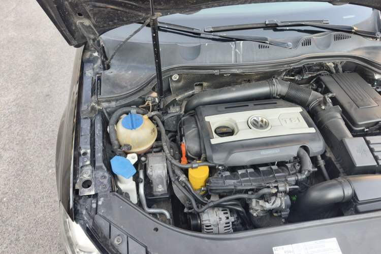 Used Volkswagen Magotan 2012 1.8TSI Luxury Model Engine Bay Right