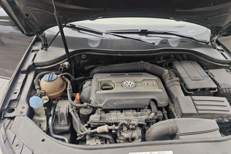 Used Volkswagen Magotan 2012 Facelift 1.8TSI Prestige Model Engine Bay Right