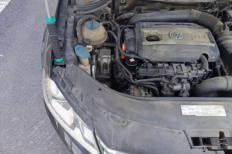 Used Volkswagen Magotan 2012 Facelift 2.0 TSI Prestige Model Engine Bay Right