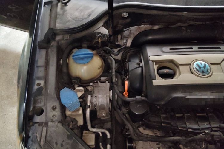 Used Volkswagen Magotan 2012 1.8TSI Luxury Model Engine Bay Right