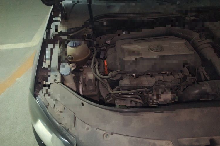 Used Volkswagen Magotan 2012 Revised Version 1.8TSI Leading Edition Engine Bay Right