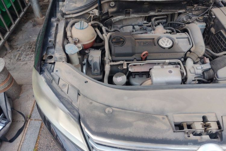 Used Volkswagen Magotan 2012 1.4TSI Luxury Model Engine Bay Right