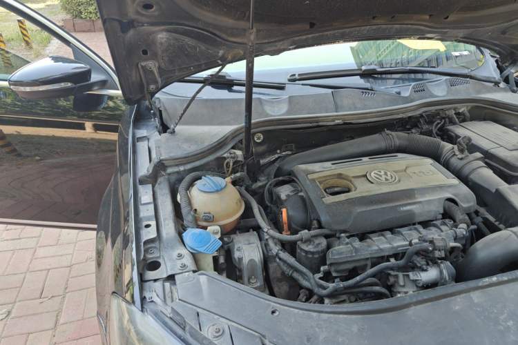 Used Volkswagen Magotan 2012 Revised Version 1.8TSI Leading Edition Engine Bay Right