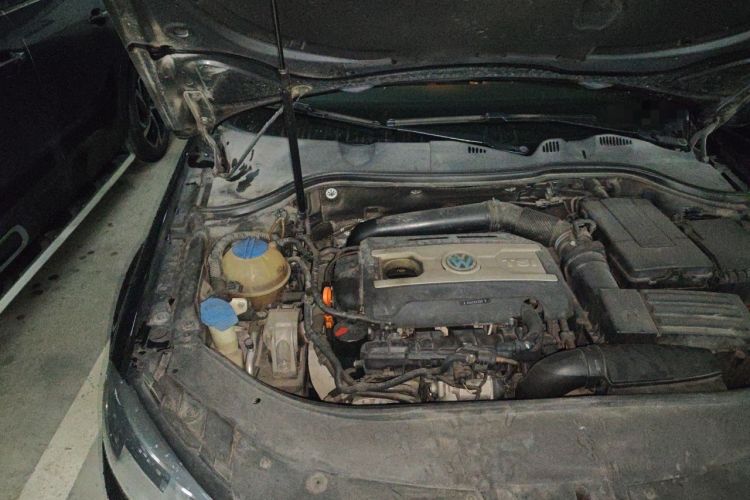 Used Volkswagen Magotan 2012 Revised Version 1.8TSI Leading Edition Engine Bay Right