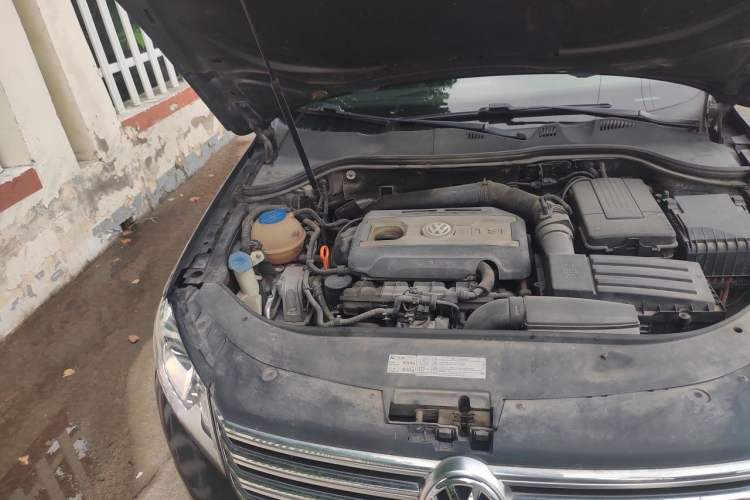 Used Volkswagen Magotan 2012 1.8TSI Luxury Model Engine Bay Right