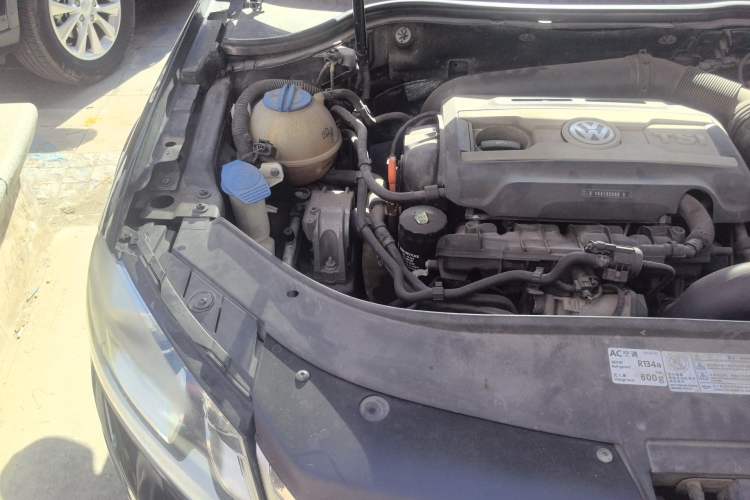 Used Volkswagen Magotan 2012 Revised Version 1.8TSI Leading Edition Engine Bay Right