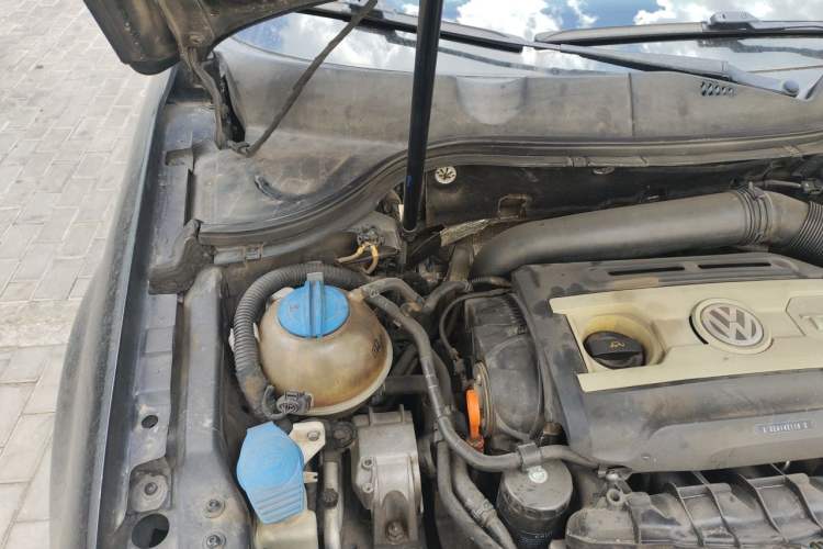 Used Volkswagen Magotan 2012 1.8TSI Luxury Model Engine Bay Right