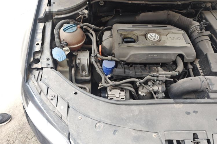Used Volkswagen Magotan 2012 1.8TSI Luxury Model Engine Bay Right