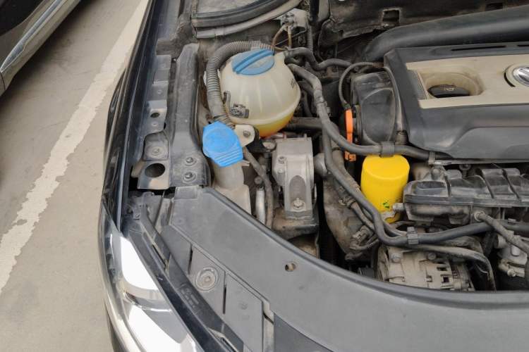Used Volkswagen Magotan 2012 2.0 TSI Prestige Edition Engine Bay Right