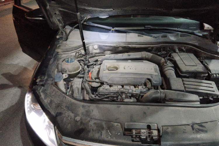 Used Volkswagen Magotan 2012 Facelift 1.8TSI Prestige Model Engine Bay Right