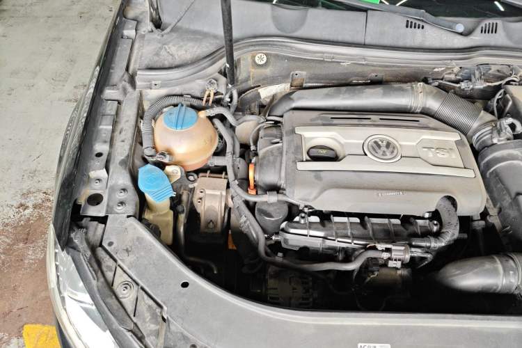 Used Volkswagen Magotan 2012 1.8TSI Prestige Model Engine Bay Right
