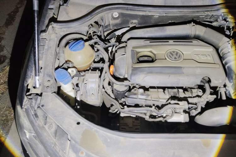 Used Volkswagen Magotan 2012 Facelift 2.0 TSI Prestige Model Engine Bay Right