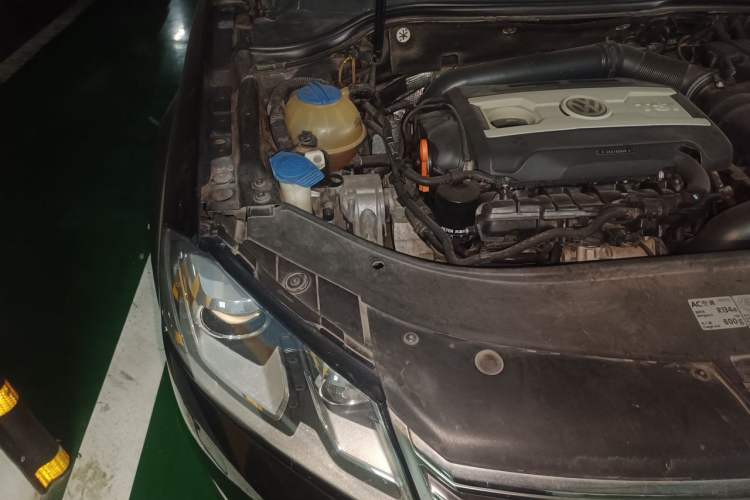 Used Volkswagen Magotan 2012 1.8TSI Prestige Model Engine Bay Right