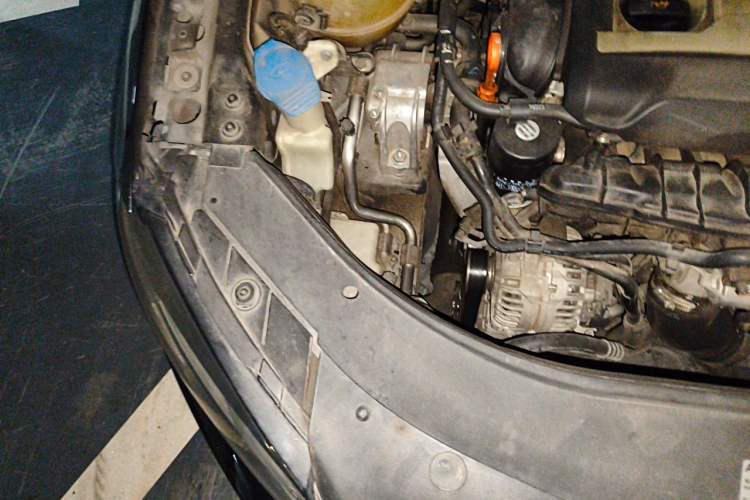 Used Volkswagen Magotan 2012 Revised Version 1.8TSI Leading Edition Engine Bay Right