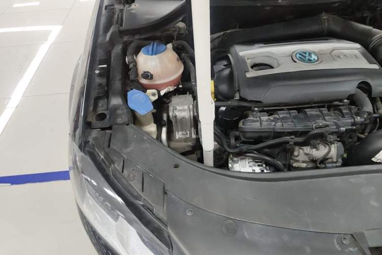 Used Volkswagen Magotan 2012 Travel Edition 2.0 TSI Comfort Version Engine Bay Right