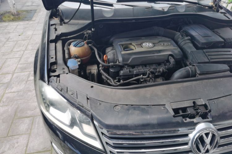 Used Volkswagen Magotan 2012 1.8TSI Luxury Model Engine Bay Right