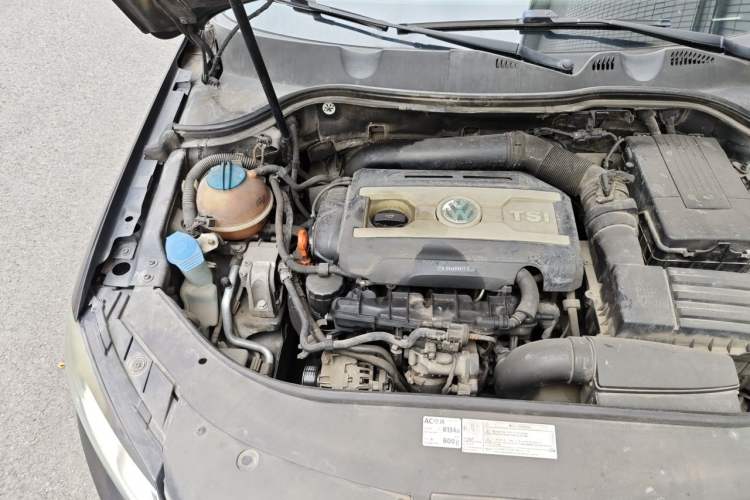Used Volkswagen Magotan 2012 Revised Version 1.8TSI Leading Edition Engine Bay Right