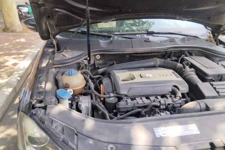 Used Volkswagen Magotan 2012 1.8TSI Luxury Model Engine Bay Right