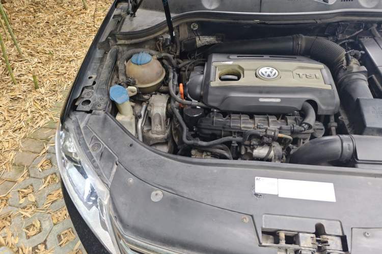 Used Volkswagen Magotan 2012 Revised Version 1.8TSI Leading Edition Engine Bay Right