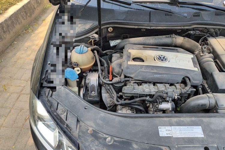 Used Volkswagen Magotan 2012 1.8TSI Luxury Model Engine Bay Right
