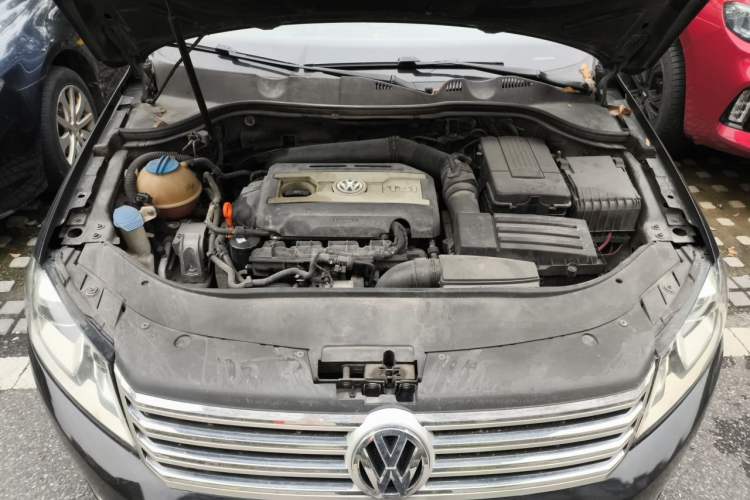 Used Volkswagen Magotan 2012 Revised 1.8TSI Luxury Version Engine Bay