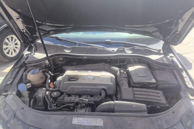 Used Volkswagen Magotan 2012 Revised Version 1.8TSI Leading Edition Engine Bay