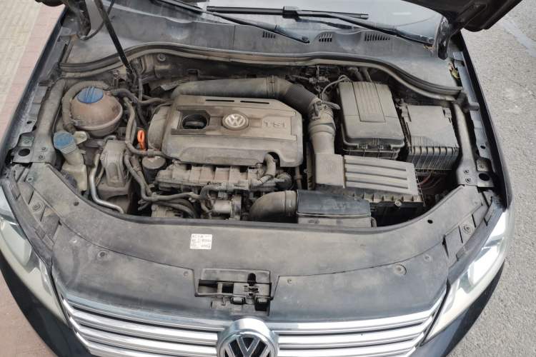 Used Volkswagen Magotan 2012 Revised Version 2.0 TSI Luxury Edition Engine Bay