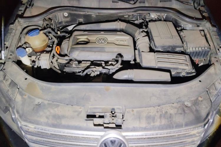 Used Volkswagen Magotan 2012 Facelift 2.0 TSI Prestige Model Engine Bay