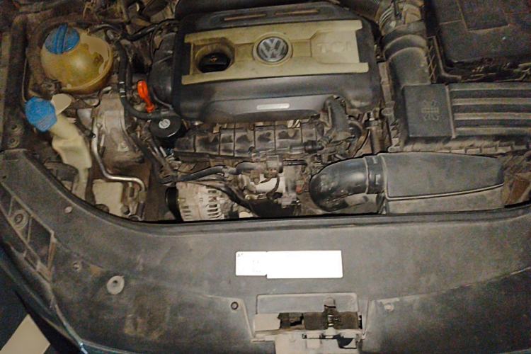 Used Volkswagen Magotan 2012 Revised Version 1.8TSI Leading Edition Engine Bay