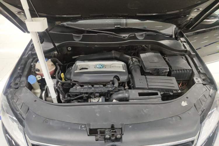 Used Volkswagen Magotan 2012 Travel Edition 2.0 TSI Comfort Version Engine Bay