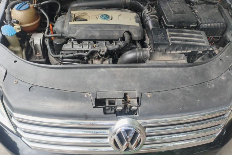 Used Volkswagen Magotan 2012 Revised 1.8TSI Luxury Version Engine Bay